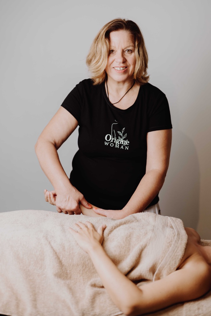 Barbara Brugger pratiquant le drainage lymphatique